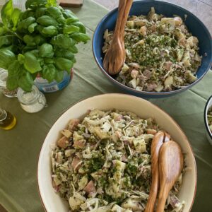 Aardappelsalade met brood en labneh
