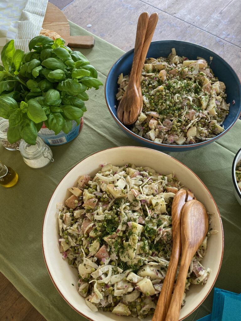Aardappelsalade met brood en labneh