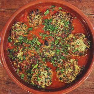 Viskoekjes in tomatensaus met zonnige couscous