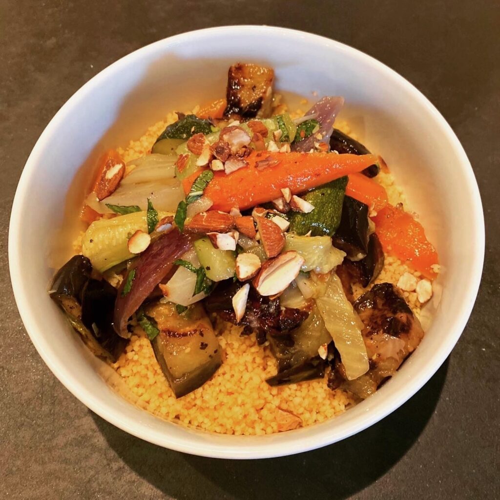 Tomaten-saffraansaus met kikkererwten en rijkgevulde couscous (v)