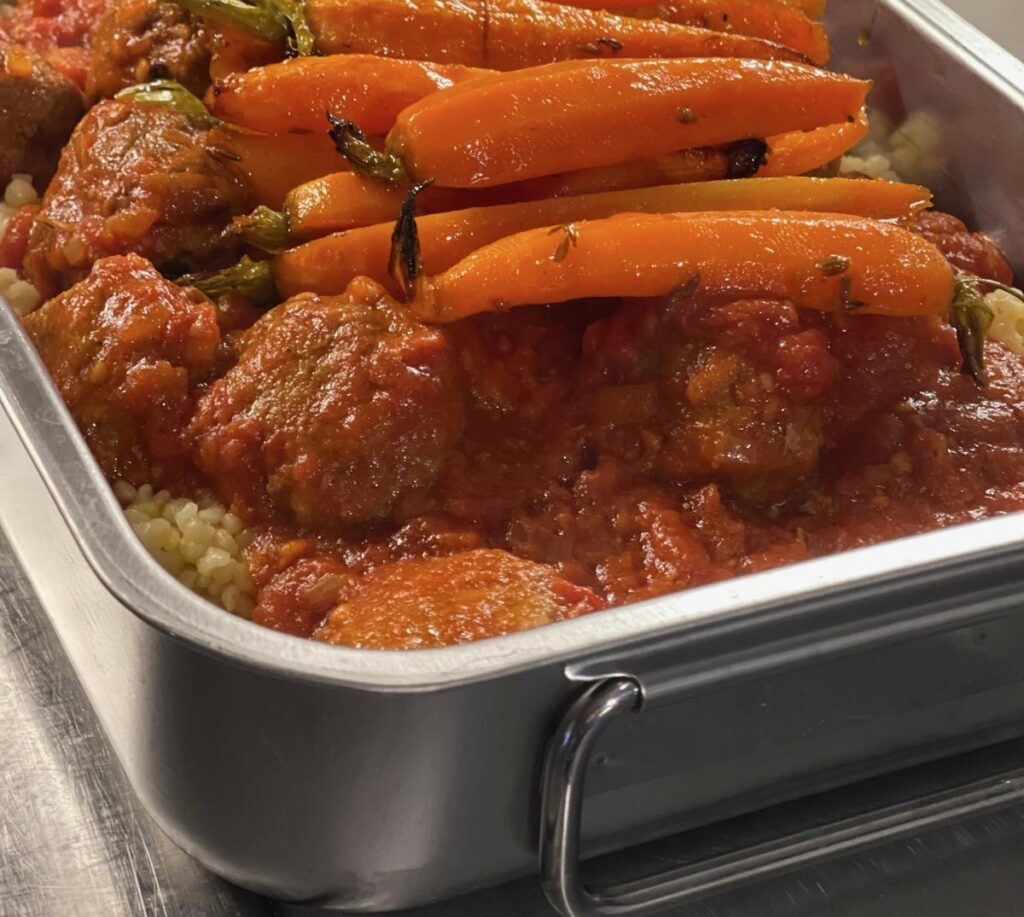 Kleintje parelcouscous met gehaktballetjes en worteltjes