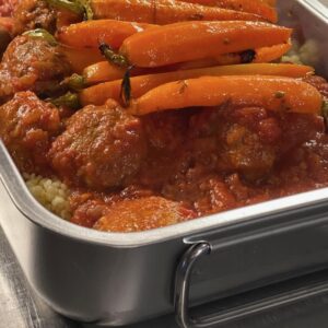Kleintje parelcouscous met gehaktballetjes en worteltjes