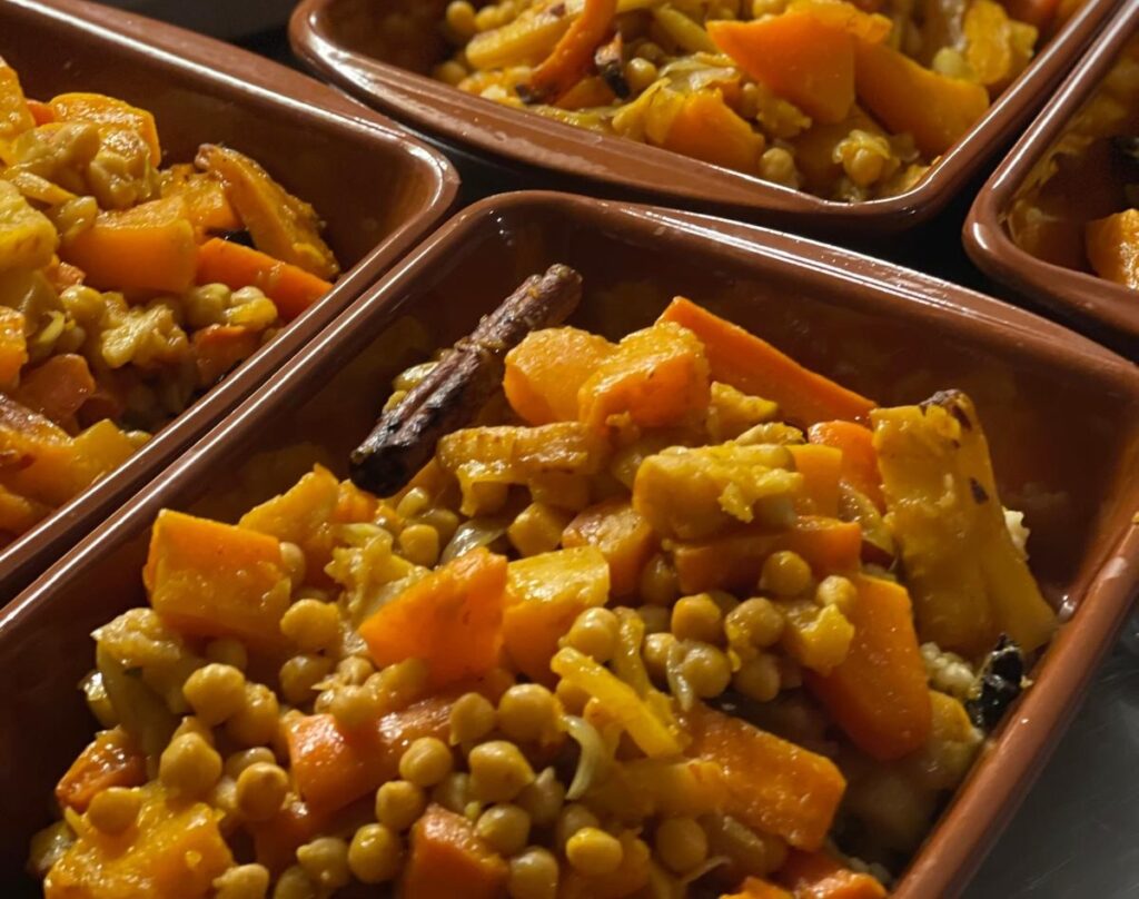 Kleintje parelcouscous met geroosterde groenten in tomatensaus (v)