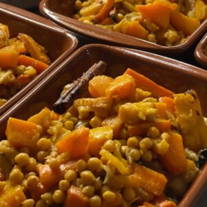 Kleintje parelcouscous met geroosterde groenten in tomatensaus (v)