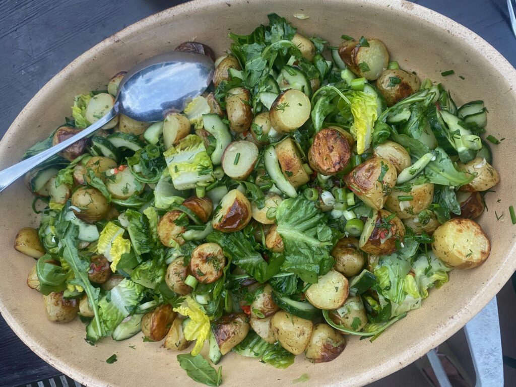 Geroosterde aardappelsalade met aubergine-schnitzel (v)
