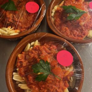 Pasta met groenten in tomatensaus (v)