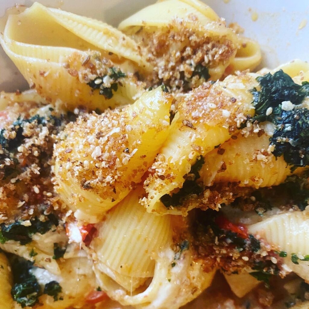 Conchiglie met confit van tomaten en pangrattato (v)