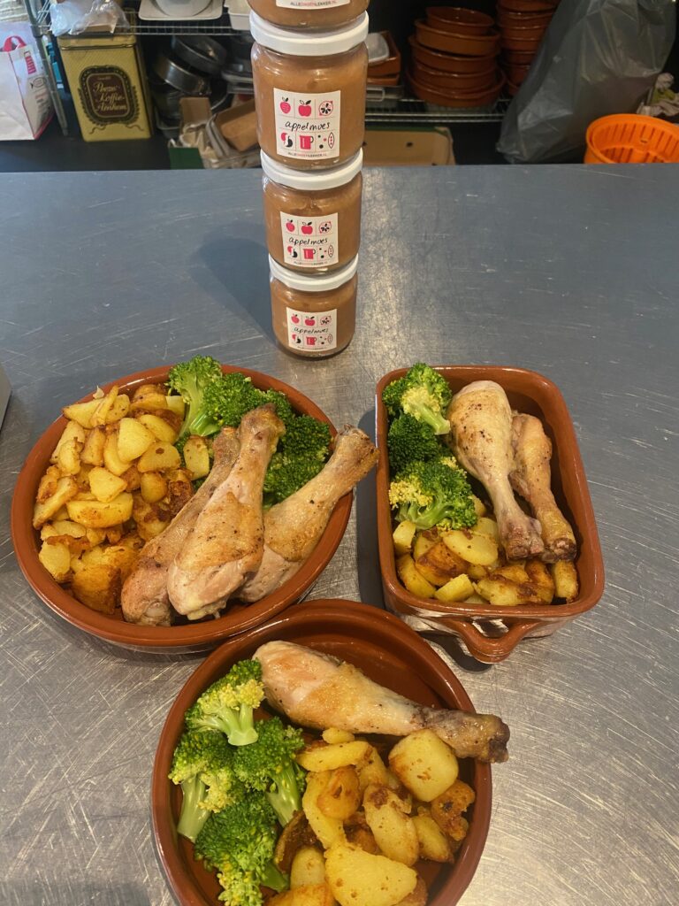 Kippenpootje met krieltjes en appelmoes