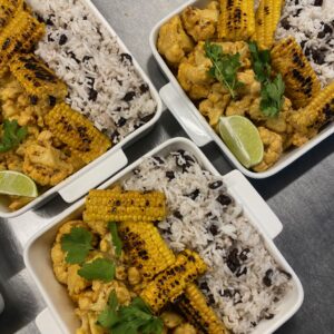 Bloemkool in kokossaus met maïs ribs (v)