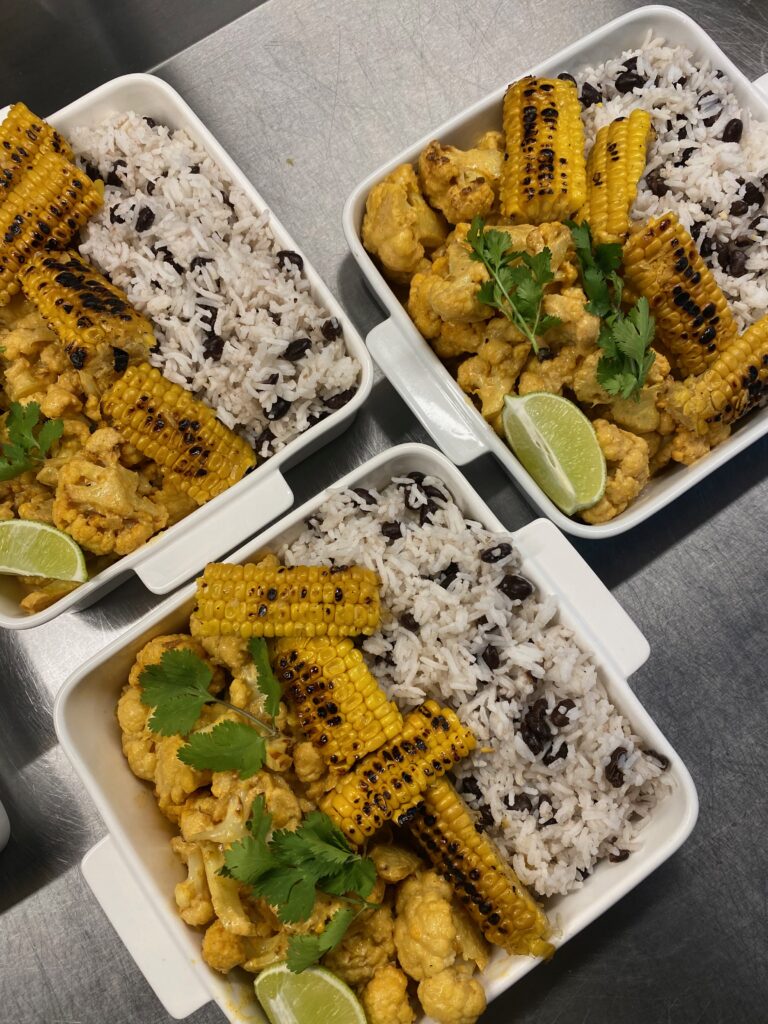Bloemkool in kokossaus met maïs ribs (v)