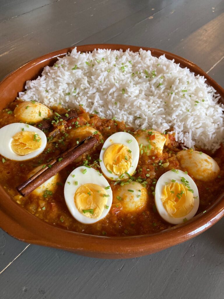 Tomatencurry met ei (v)