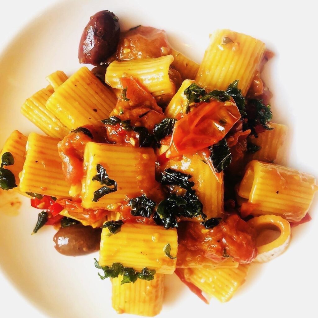 Pasta met miso, kerstomaat en olijven (v)