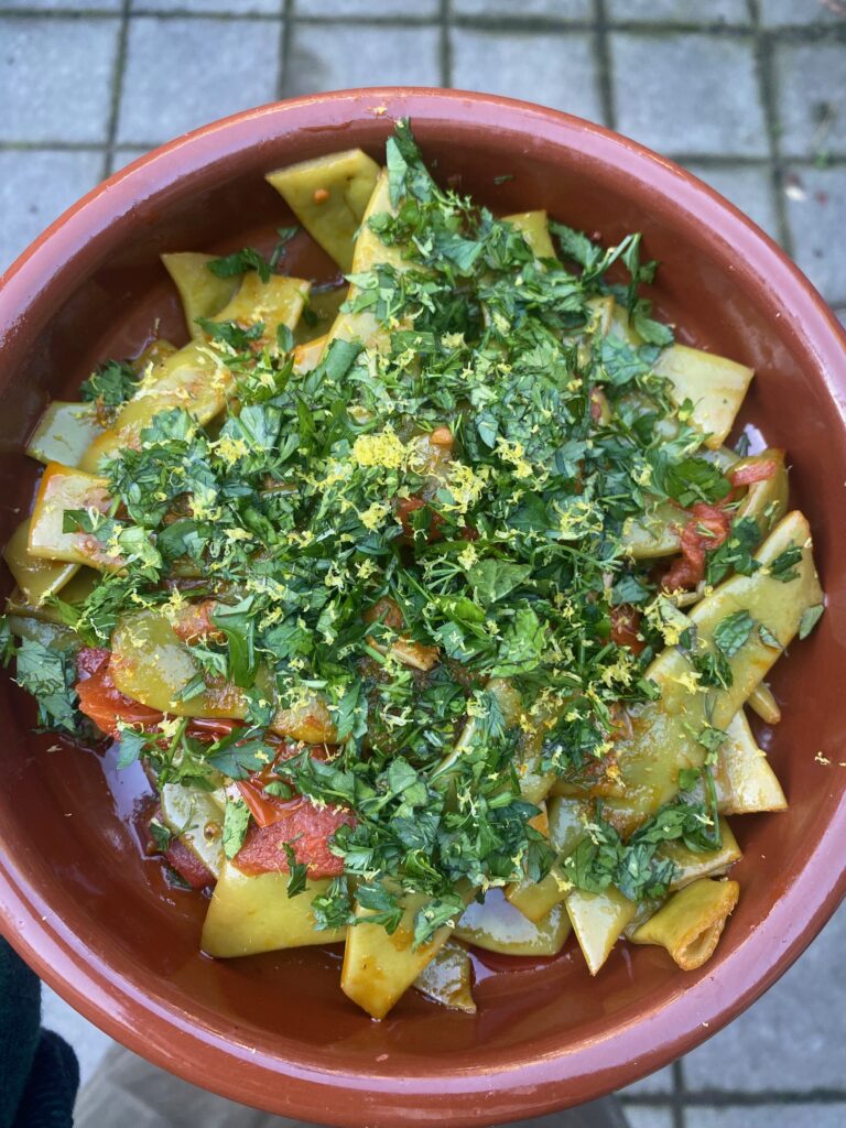 In harissa gesmoorde snijbonen met kruiden